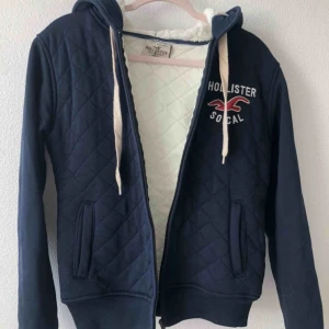  - En holister kofta jag köpte länge sen men haft inte på mig utan har legats i garderoben.  Kan fraktas eller hämtas i malmö