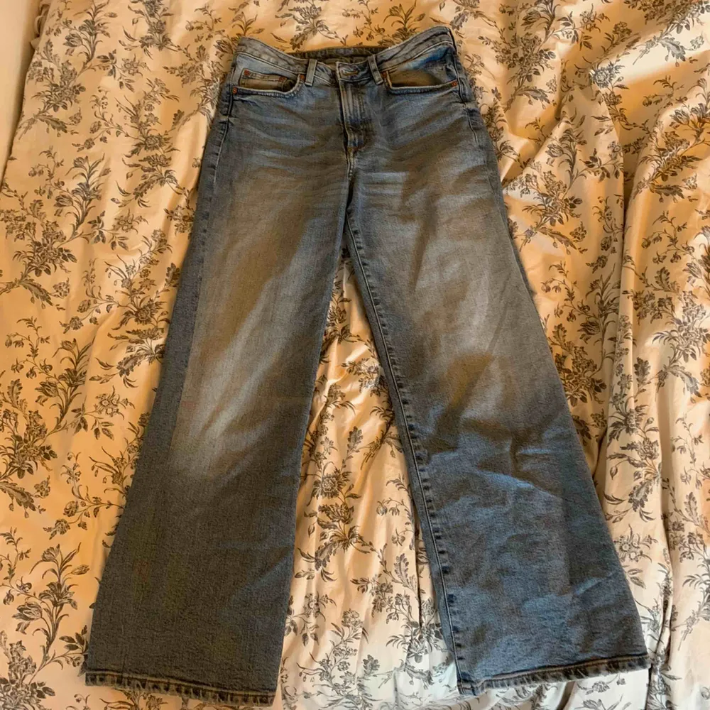 Ett par wide leg jeans från H&M! Jag brukar ha storlek small och dessa sitter super bra på mig! Priset kan diskuteras. Jeans & Byxor.