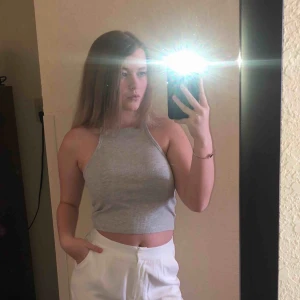  - Snygg grå tanktopp från Gina 