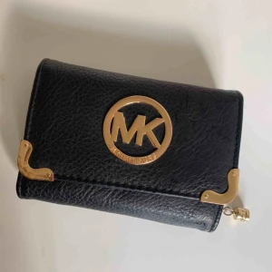  - MK plånbok. Köpt andra hand och är inte 100% säker på att den är äkta. Men personen jag köpte den ifrån lovade inget annat. Den är jättefin och i BRA skick. 