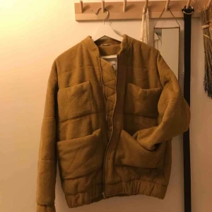  - Jättesnygg jacka endast använd ett fåtal gånger. Passar även en medium. Kan mötas upp i Stockholm annars betalar köparen frakten. Ordinariepris. 3895kr