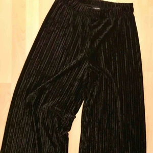  - Långa, vida byxor i sammet. Knappt använda. Köparen betalar frakt om du inte kan mötas upp.