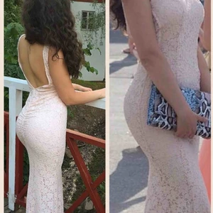 Klänning - Fin långklänning från Nelly, finns nog inte kvar på hemsidan. Ger en superfina former och har en väldigt fin ljusrosa färg!! Bilder från personen ja köpt ifrån då jag personligen aldrig använt den. Använd enbart en gång av tidigare säljare!! 