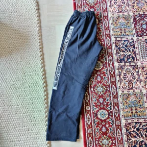  - Byxor från the classy issue