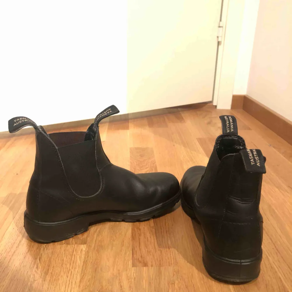 Svarta Blundstone i storlek 38.  Sparsamt använda endast en säsong så de är i mycket bra skick.  Perfekta vinterkängor med rum för ett par sockor eller en extra sula.  Kan mötas upp om du bor i Stockholm :) . Skor.