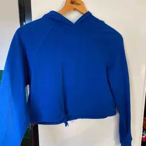Mörkblå hoodie som kan knytas nertill med stören. Använd ett fåtal gånger och är i bra skick! Den är i XS men passar även S! 