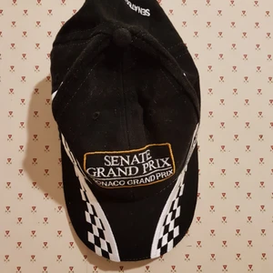  - Senate Grand Prix keps.Passar alla storlekar.