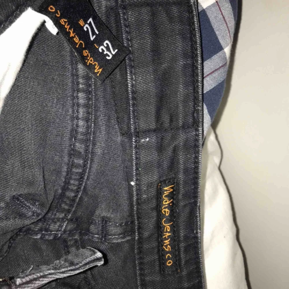 Svarta jeans från Nudie jeans med en tajtare passform. Jeansen köptes i Barkarby outlet för ca 1300kr. . Jeans & Byxor.