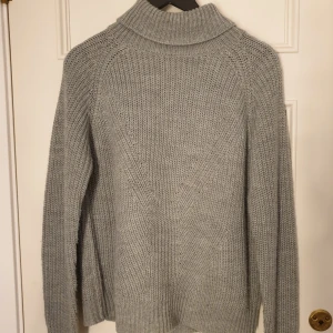  - Super fin stickad tröja från veromoda. I storlek L men passar även M. Kan mötas upp i Stockholm eller skickas mot frakt 