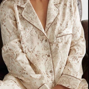  - ÄLSKAR denna pjamas men köpte fel storlek i skjortan, så säljer skjortan i storlek S! Så skönt material, underbar att sova i, bara chilla runt i hemma eller använda som blus/festtopp 🥰🥰