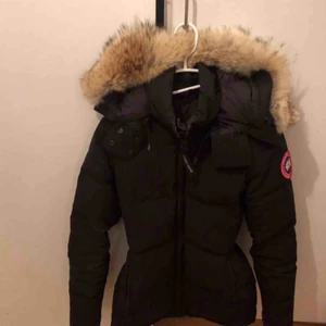  - Säljer min canada goose jacka äkta! Lapparna inåt i jackan bevisar att den är äkta har tyvärr inte kvar kvittot då den slarvades bort under flytten.Jackan är jättefin och hade aldrig sålt den ifall ddn varit i rätt storlek!!