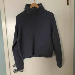Stickad tröja från Na-Kd - Gråblå stickad tröja från Na-kd! Omärkbart använd tre gånger (nyskick). Köparen står för eventuell frakt ❤️