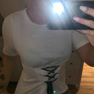 - Jättefin vit t-shirt som ej kommer till användningen. Använd nåra få gånger men bra skick😊