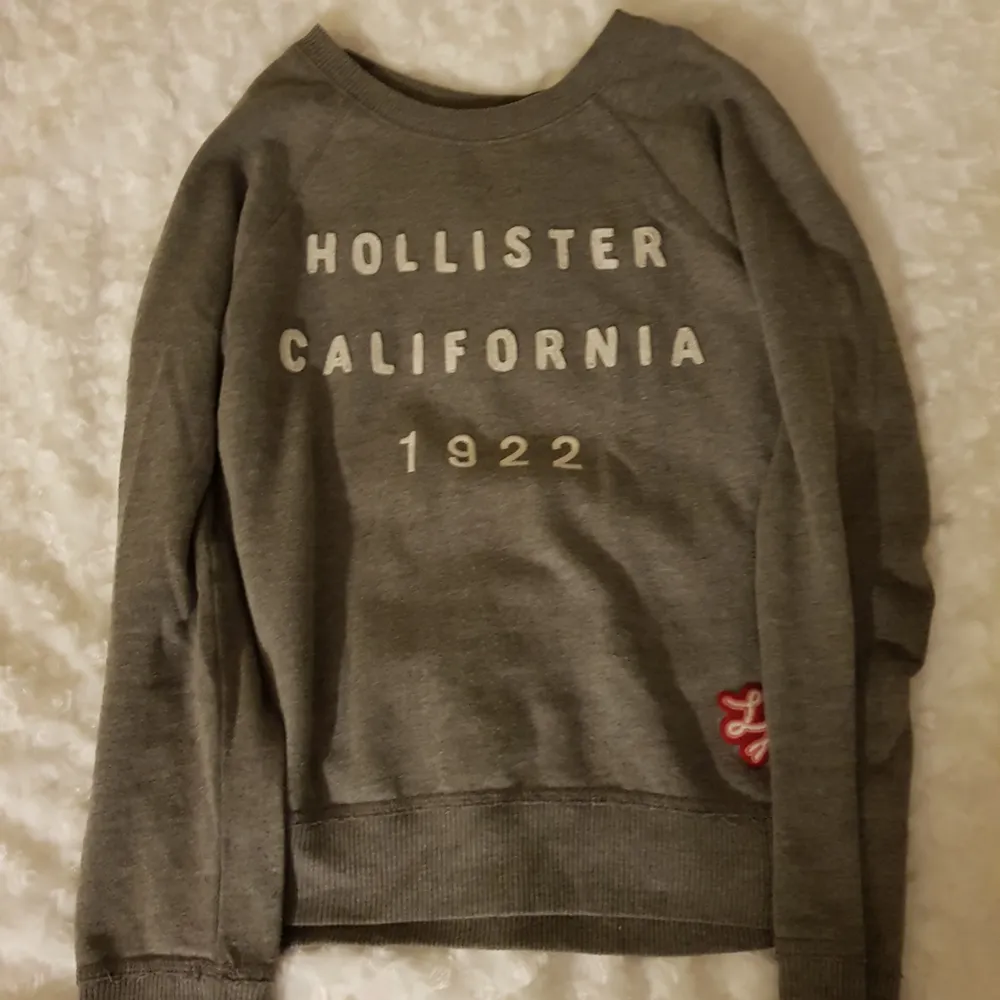 Jätteskön tjockare tröja från Hollister. Använt skick, frakt tillkommer❣. Tröjor & Koftor.