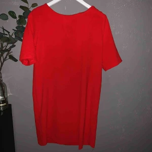  - Så fin klänning med lösare passform! Snygg rygg. Använd 1 gång. Frakt tillkommer!🥰