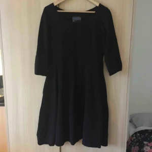  - Svart ”konstnärs”-klänning från McVerdi. Struktur i tyget. Bra omfång i kjolen.
