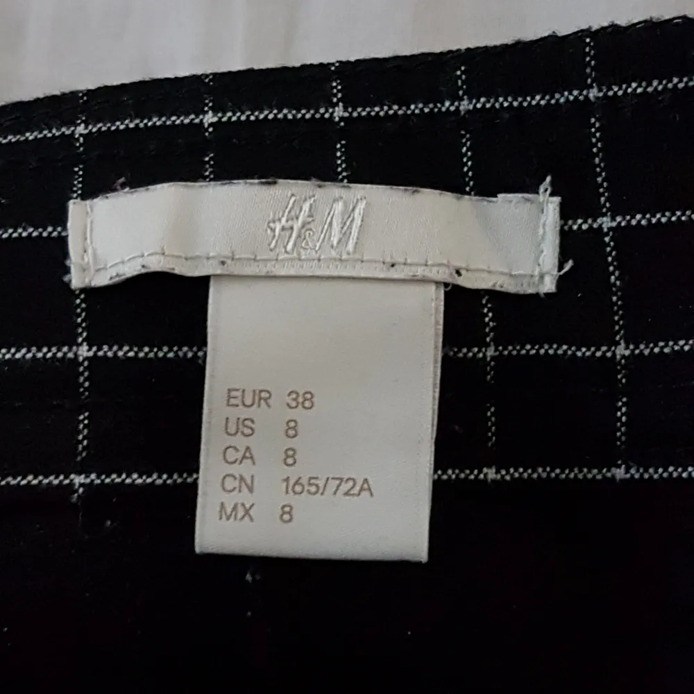 Rutiga byxor från H&M. Använda ett par gånger men är i gott skick!  Strl 38. Säljs på grund av att dom inte kommer till användning.. Jeans & Byxor.