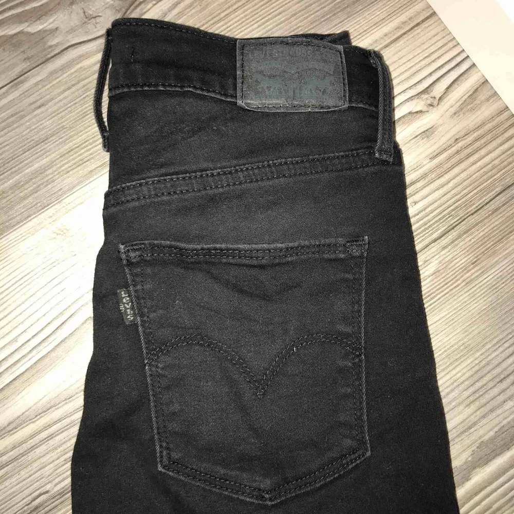 Säljer mina svarta skinny jeans från Levi’s i storleken 26!. Jeans & Byxor.