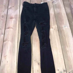  - ett par svarta jeans med flera hål, köpta på Hollister. använda men i väldigt gott skick. 