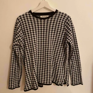  - Hundtandsmönstrad tröja från bondelid. Använd 1 gång, dvs som ny.