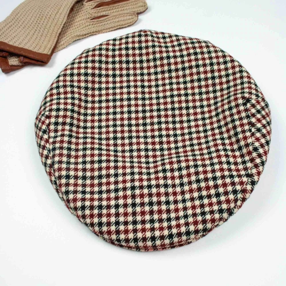 Vintage ca 70s unisex houndstooth tweed flat cap hat in beige A bit washed out pink color on the brim SIZE Label: 58, 7 1/8, but can be worn as one size Price is final! Free shipping! Ask for the full description! No returns!. Accessoarer.