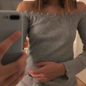  - Grå ribbad off shoulder topp från någon stands kommer inte ihåg. 
