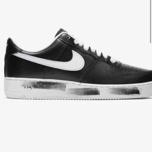  - Finns bara några få par av dessa och jag har inte använt de. Väldigt rare🥺🥺 Behöver sälja då jag har för många skor... Box finns med.  Skorna heter Nike air force 1 07 / Para noise