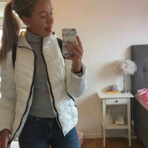  - Säljer min jacka från new look, den är fodrad och pälsen är avtagbar.   Kan frakta eller mötas upp i Gävle, frakten betalar du själv isf.
