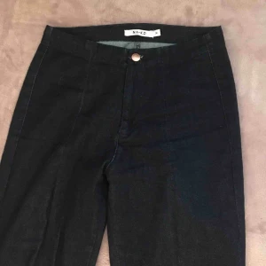  - Säljer mina jeans från NA-KD, speciella med slits och liknar kostymbyxor. De har en fin söm på benet.   Kan frakta eller mötas upp i Gävle, frakten betalar du själv isf.   Jag är 177cm lång och dom sitter ungefär 5cm över fotknölen på mig.