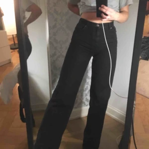  - Inprincip oanvända, använt dem max 5 gånger. Skit snygga svarta Jeans från Monki, modell Yoko (gjorda av ekologiskt bomull). Storlek 26 (i midjan) och går ner till hälarna på mig som är 1,64.  Säljer pga behöver pengar!  Skriv vid fler frågor/bilder!😊 