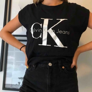  - Svart skön snygg Calvin Klein topp.  Storlek: XS/S Nyskick (Köpt för: 499kr)  Startpris: 99 kr Köparen står för frakt! 