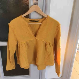  - Sjukt fin lejongul ”blus” från Zara. Sjysst vävt bomullsmaterial med stadga. Älskar den men blir aldrig att jag använder den, tyvärr.  Frakt ingår ej, kostnad läggs på om det måste postas. (Ca 50kr) 