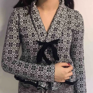  - Säljer denna cardigan från Chelsea för 200kr ❤️ Är i storlek S och har bara använt ett fåtal gånger❤️ Köparen står för frakten ❤️