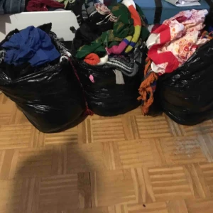  - Tre säckar kläder för 320 Allt eller inget. Mkt bohemiskt, klänningar. Men även annatHämtas i Farsta