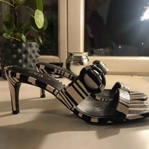  - Skor från Zara i skinn, storlek 39. Normal passform. Använda vid ett tillfälle vilket knappt är märkbart. Inköpta för 900kr.   Pris 350kr + 69kr frakt.