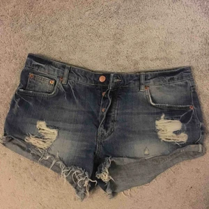  - Jeans-shorts med ”slitningar”. Priset inkluderar frakten, kan annars hämtas i Strängnäs.