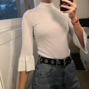  - Vit tröja med halvpolo från H&M divided. Använd men i ok skick förutom 2 små fläckar som knappt syns (se sista bilden). Passar någon som har storlek S eller lite mindre eller större beroende på hur man vill att den ska sitta, den är stretchig. ❤️ Möts upp i Stockholm, helst på Södermalm. Om du köper flera saker kan vi komma fram till ett bra paketpris