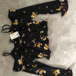  - Super fin blus från hm divided! Blommigt mönster och den är off shoulder. Aldrig andvänd så prislappen är kvar. Köpt för 199kr!