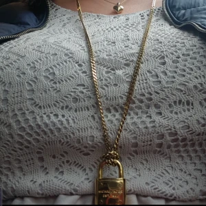  - Michel kors halsband (ÅKTA)  Tyvärr inget kvitto för jag trodde att jag skulle behålla den.    Långt halsband som ni ser på bilden.  Nypris 1600kr Priset är ink. 