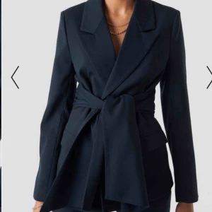  - Mörkblå blazer med snygg knytning. Använd 2 gånger. Från nakd storlek 34. Nypris 700kr