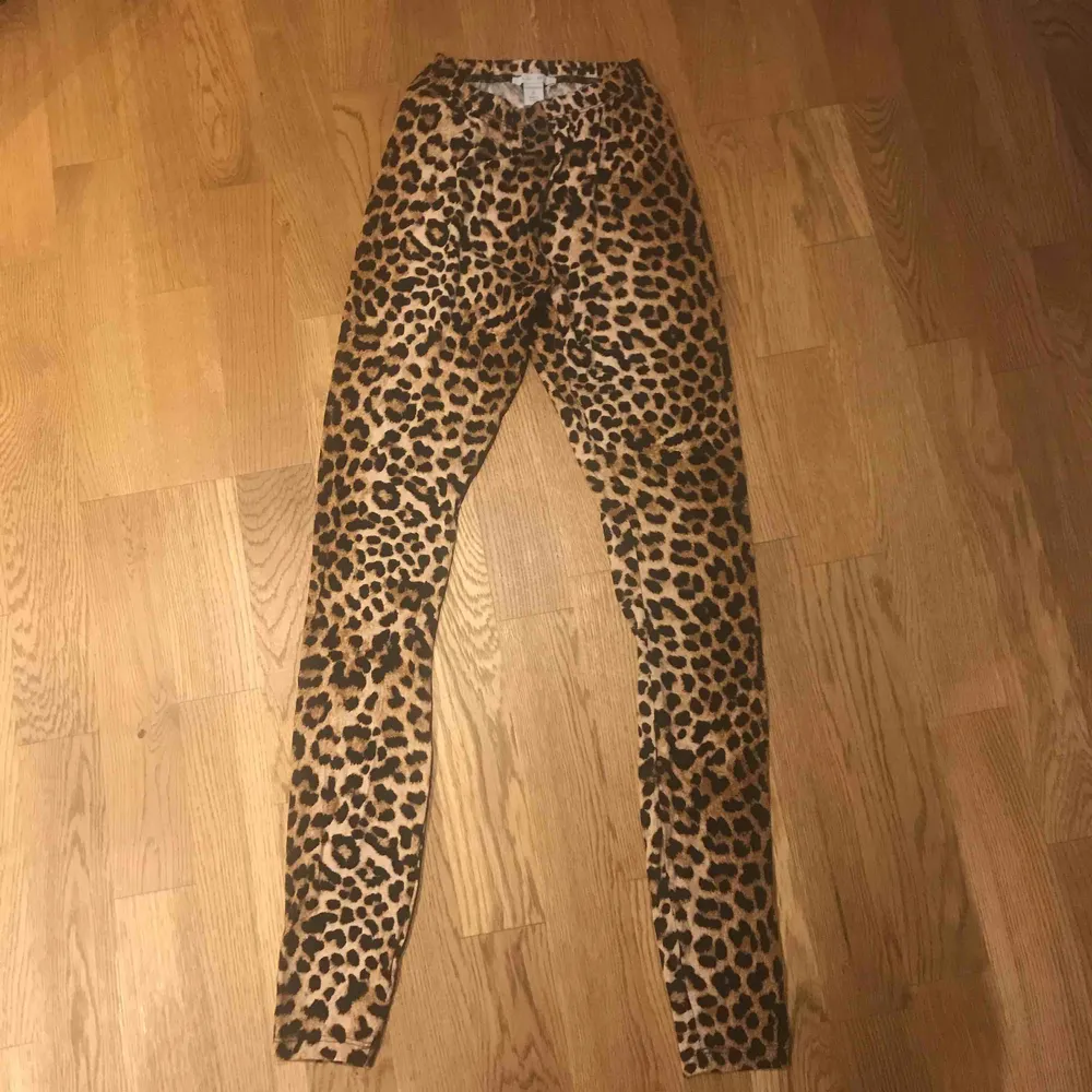 Nya tights leopard  Köparen står för frakt . Jeans & Byxor.