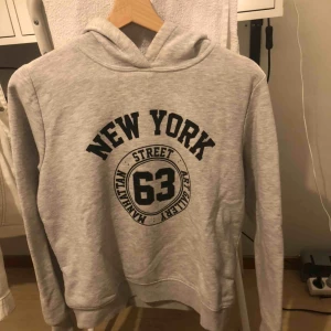  - En hoodie från Gina Tricot. Köpt för 250kr o säljer för 100kr. Bra skick, storlek M. 