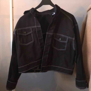  - Svart jeansjacka med vita sömmar säljes. Köpt från hm men den va för stor för mig och har aldrig använt.