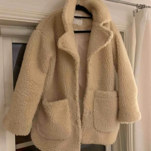  - Teddyjacka från monki. Strl XS men passar även S och M.  Köpt för 700kr förra året. Har bud just nu skynda om ni är intresserade 