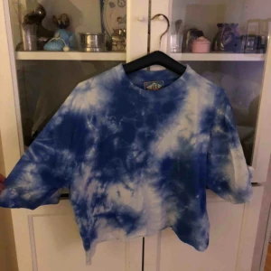 - Säljer en T-shirt med tie dye mönster som är avklippt (har klippt själv så är lite ojämt)