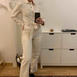  - (Frakt tillkommer)Sjukt snygg ”jumpsuit” från &otherstories köpt i Berlin. I snygg beige/gräddig färg i jeansmaterial. Köpte den smutsig längst ned. Har ej testat att tvätta, men fråga om bild så skickar jag! Annars stretchig och ursnygg. Nypris 999kr. 