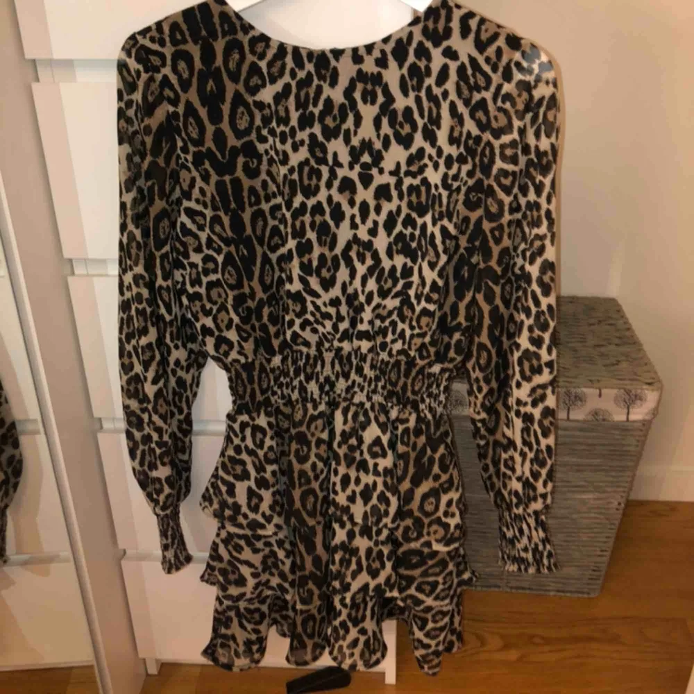 Jättefin oanvänd leopard klänning från Gina Tricot. Den är figursydd med resårband och kan även användas som en ”kjol”. Kan mötas inom Stockholm eller frakta för 10 eventuellt 66 för spårbart paket:). Klänningar.