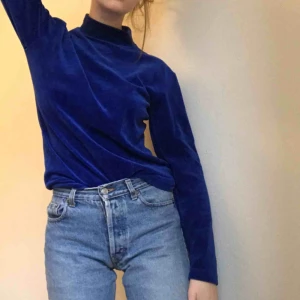  - Midnattsblå halvpolo i mjukaste sammet. Lite tjockare/varmare material så passar PERF nu på vintern eller som tunn tjocktröja på vintern. Yttepyttelitet hål i armhålan.