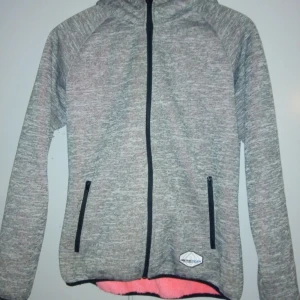  - Varm och skön jacka i märket Onthepeak i strl; 38. Fint skick. Köparen betalar Porto. 