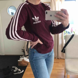  - Vinröd långärmad tröja från adidas som knappast är använd då jag ej använder färg längre. Jag är en storlek 36/S i alla kläder vanligtvis och är 177cm lång så passform kan variera. Hör gärna av dig om du har frågor! 🥰